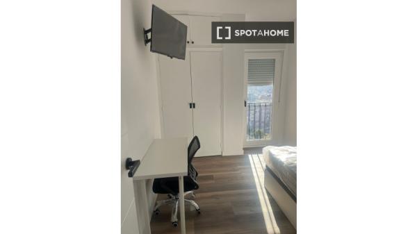 Room in shared 5-bedroom apartment in Campo Verde, Granada