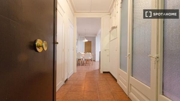 Pokój we wspólnym mieszkaniu w Barcelonie