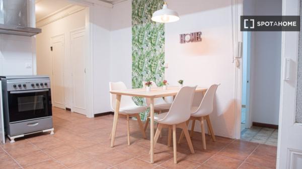 Pokój we wspólnym mieszkaniu w Barcelonie