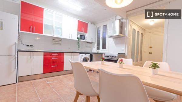 Pokój we wspólnym mieszkaniu w Barcelonie