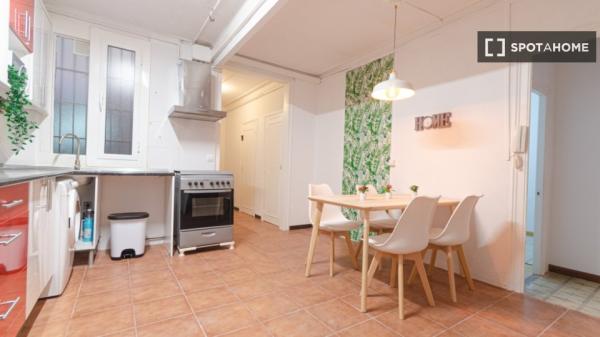 Pokój we wspólnym mieszkaniu w Barcelonie