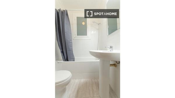 Pokój we wspólnym mieszkaniu w Barcelonie