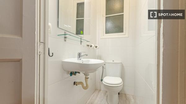 Pokój we wspólnym mieszkaniu w Barcelonie