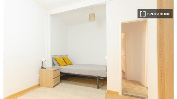 Pokój we wspólnym mieszkaniu w Barcelonie