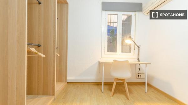 Pokój we wspólnym mieszkaniu w Barcelonie