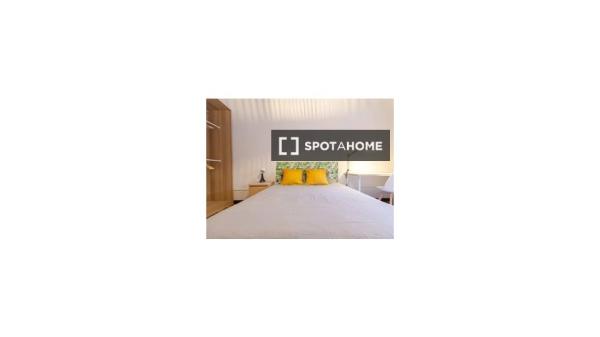 Pokój we wspólnym mieszkaniu w Barcelonie