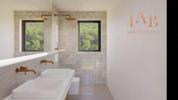 Avenida Reyes Católicos 121