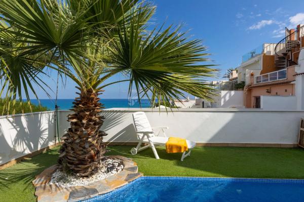 Chalet adosado en calle Soria, 54