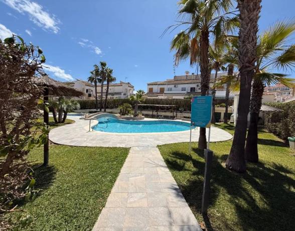 Chalet pareado en calle Sauce, 65