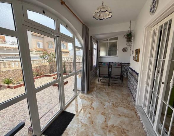 Chalet pareado en calle Sauce, 65