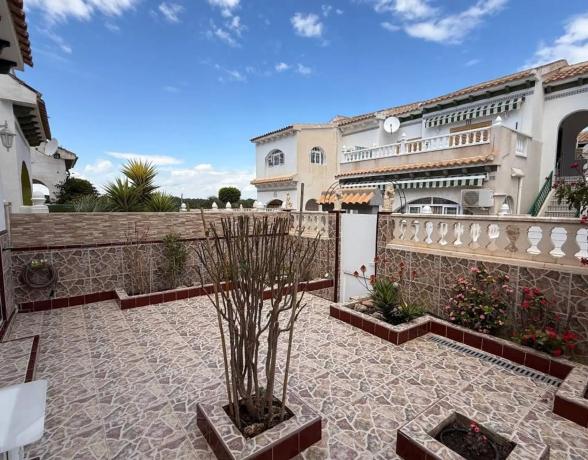 Chalet pareado en calle Sauce, 65