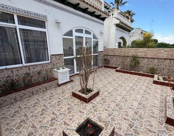 Chalet pareado en calle Sauce, 65