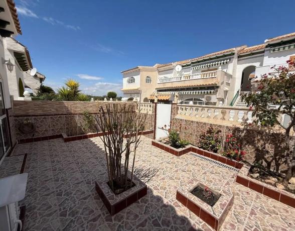 Chalet pareado en calle Sauce, 65