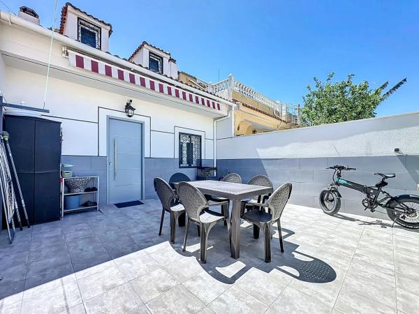 Chalet adosado en calle de las Azucenas, 703