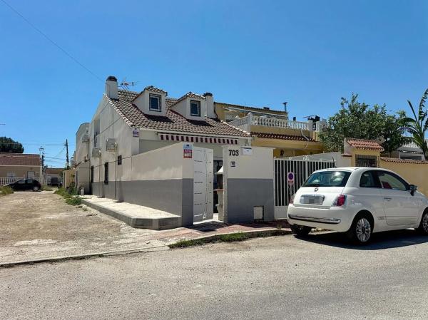 Chalet adosado en calle de las Azucenas, 703