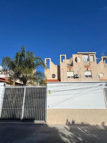 Chalet adosado en calle Azor, 19