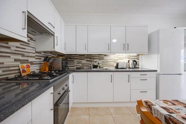 Chalet pareado en calle Liszt