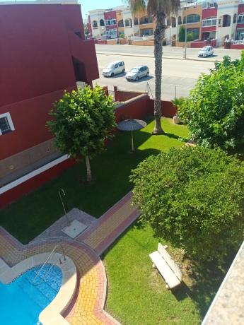 Chalet pareado en calle Laguna