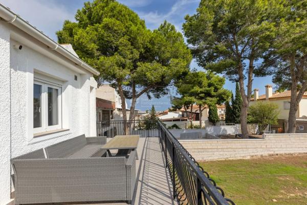 Chalet pareado en avenida de Torrevieja, 161