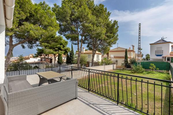 Chalet pareado en avenida de Torrevieja, 161