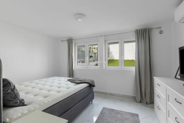 Chalet pareado en avenida de Torrevieja, 161