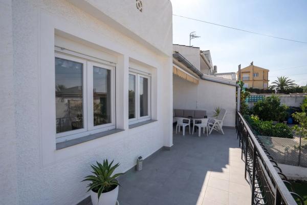 Chalet pareado en avenida de Torrevieja