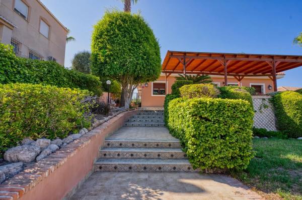 Casa independiente en avenida Bruselas