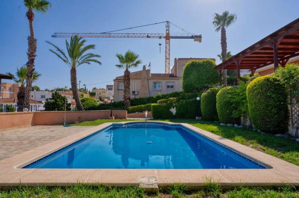 Casa independiente en avenida Bruselas