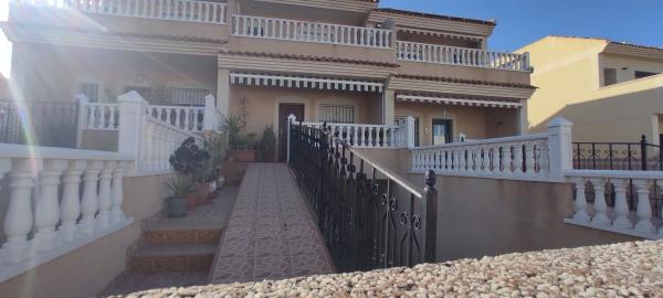 Chalet adosado en calle Veleta, 69