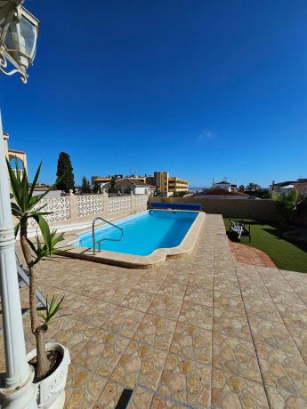 Casa independiente en calle Venus Bal