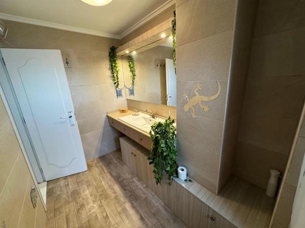 Chalet adosado en calle la Sagra, 64