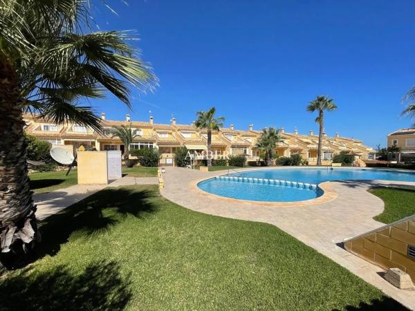 Chalet adosado en Urbanizacion los Altos, 21 ------r