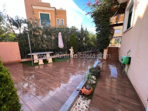 Chalet adosado en calle Laguna Rosa