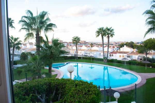 Chalet pareado en calle Ulises, 2