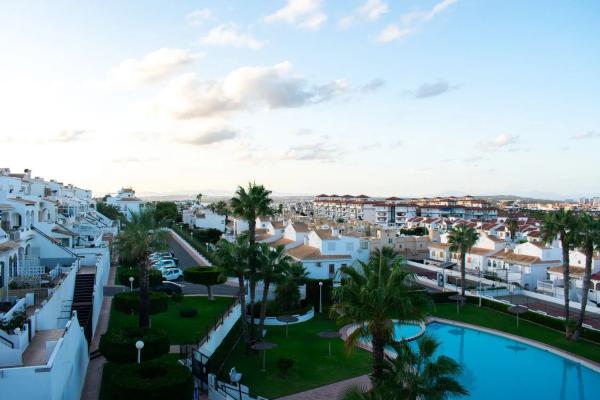 Chalet pareado en calle Ulises, 2