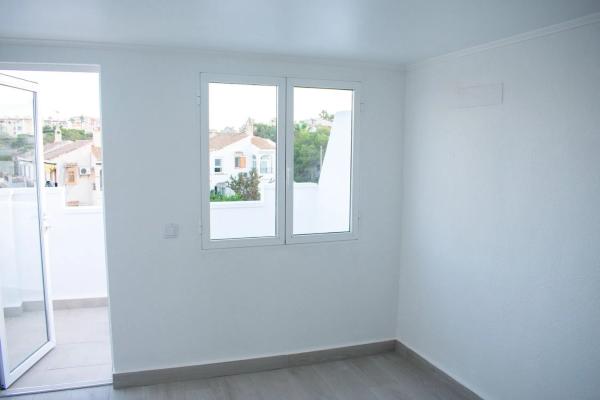 Chalet pareado en calle Ulises, 2