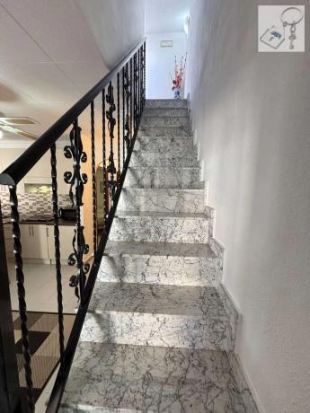 Chalet pareado en avenida Robleda