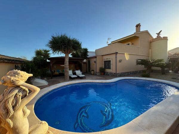 Chalet pareado en calle Rosalia de Castro