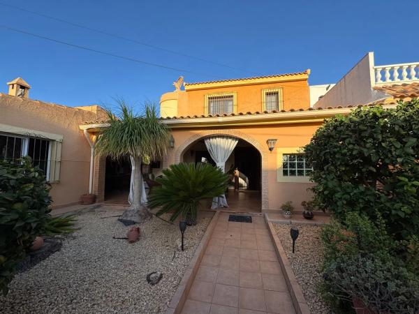 Chalet pareado en calle Rosalia de Castro