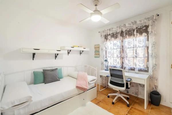 Chalet pareado en calle Rosalia de Castro