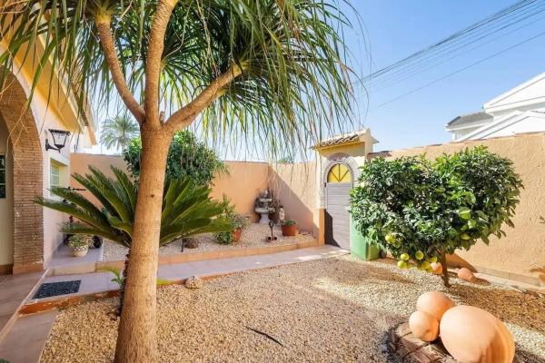 Chalet pareado en calle Rosalia de Castro