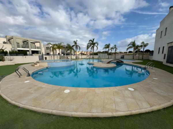 Chalet pareado en calle Alborán, 1