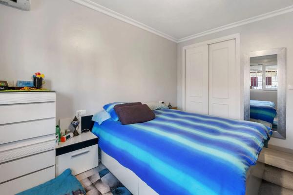 Chalet pareado en calle Argolidas