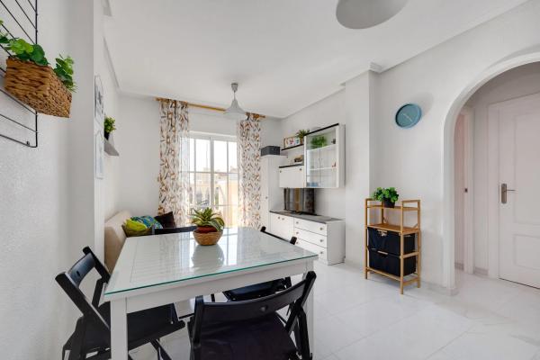 Piso en avenida Corinto, 4