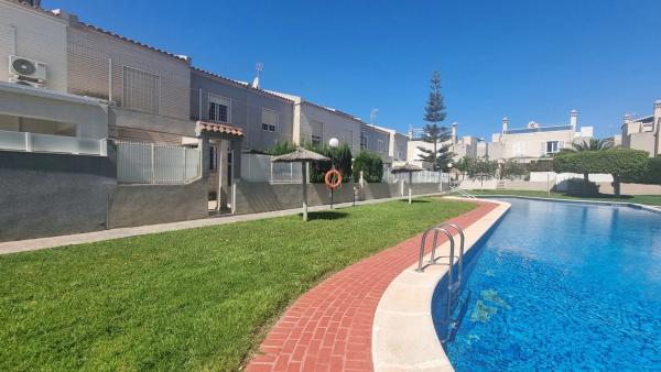 Chalet adosado en calle Talía, 6