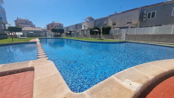 Chalet adosado en calle Talía, 6