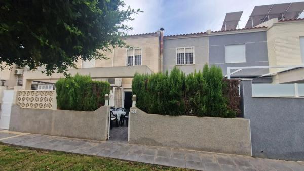 Chalet adosado en calle Talía, 33