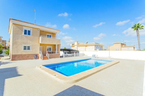 Casa independiente en calle Meridiano