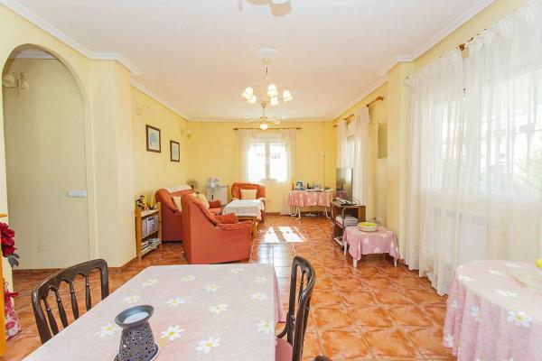 Casa independiente en calle Meridiano