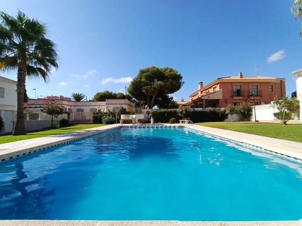 Chalet pareado en calle Roberto Koch